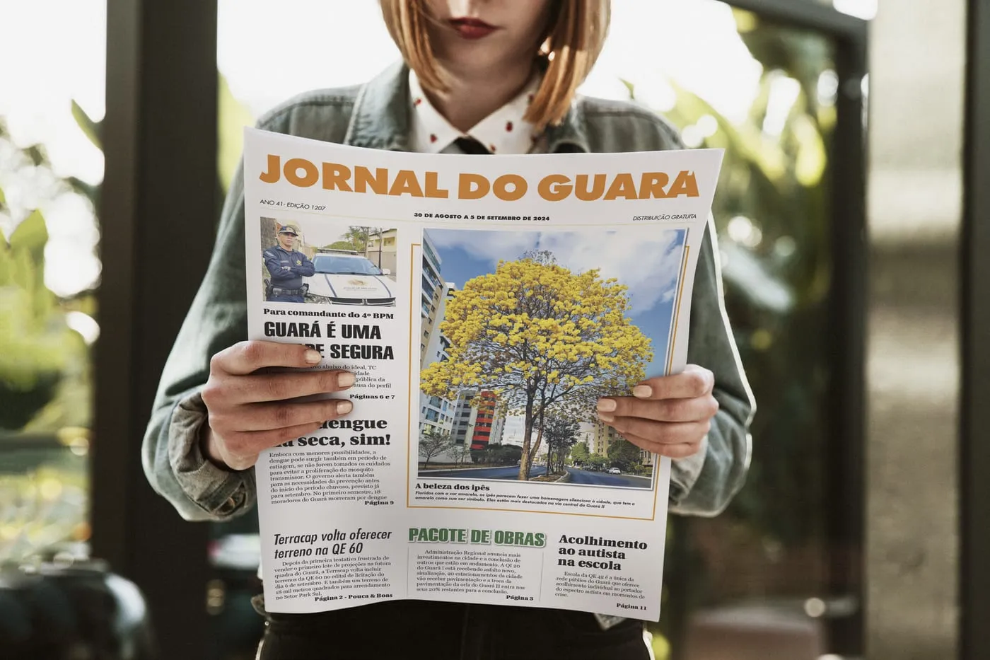 Leitora com o Jornal do Guará